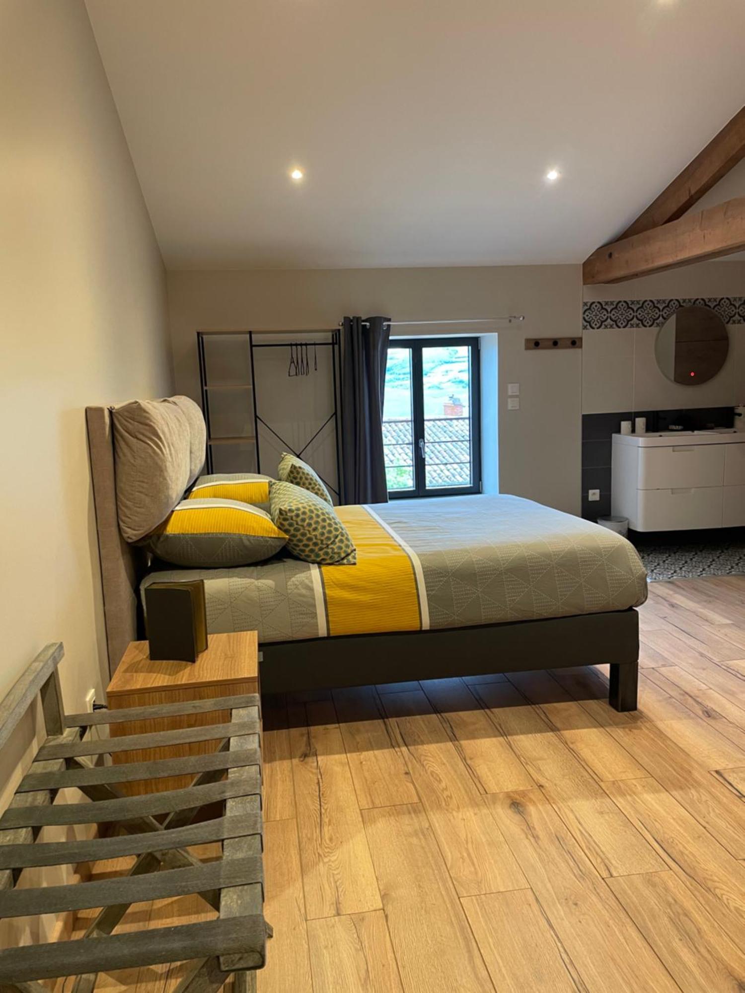 Au Petit Bonheur Chez Bambina Hotel Leynes Bagian luar foto
