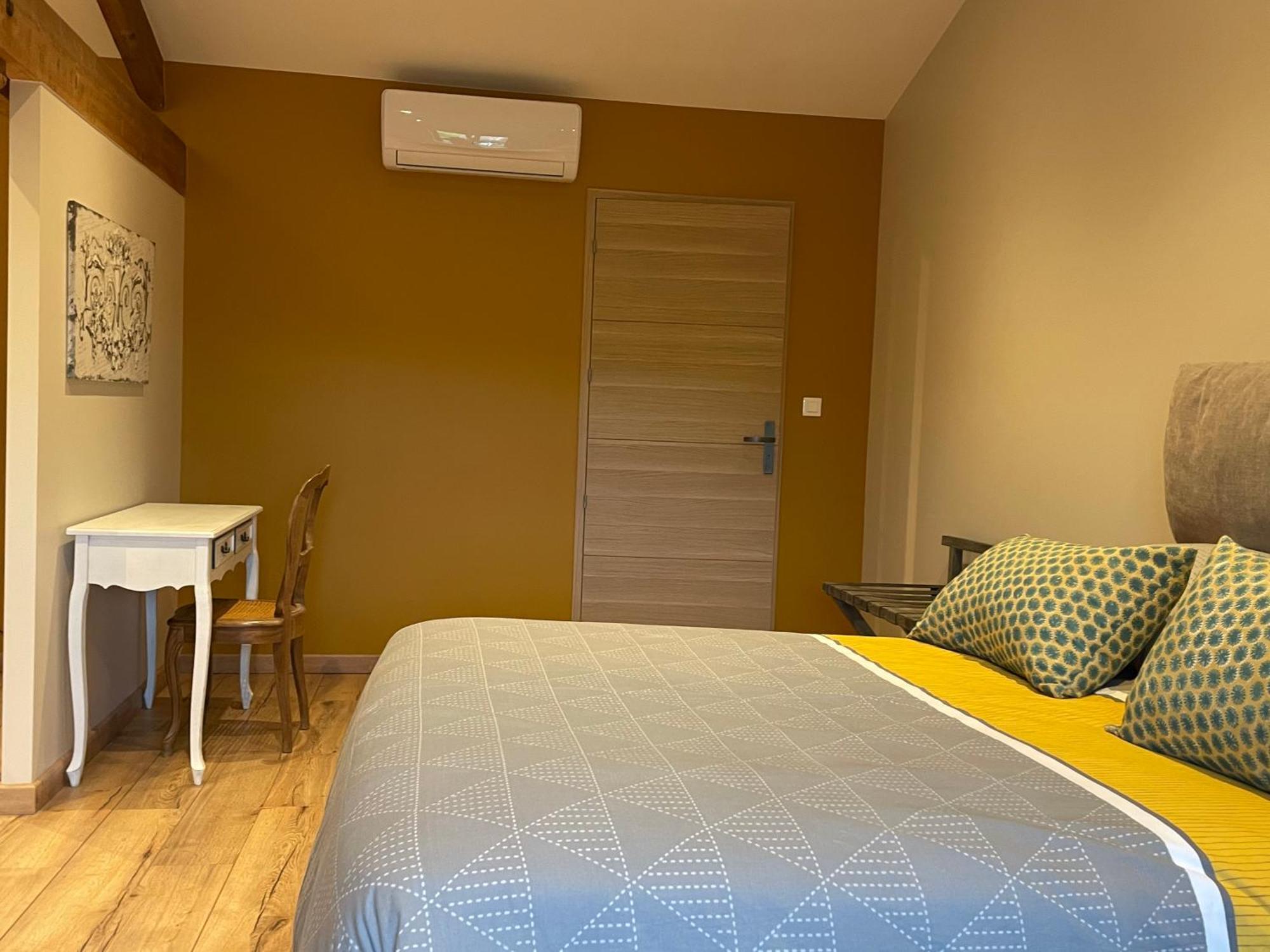 Au Petit Bonheur Chez Bambina Hotel Leynes Bagian luar foto