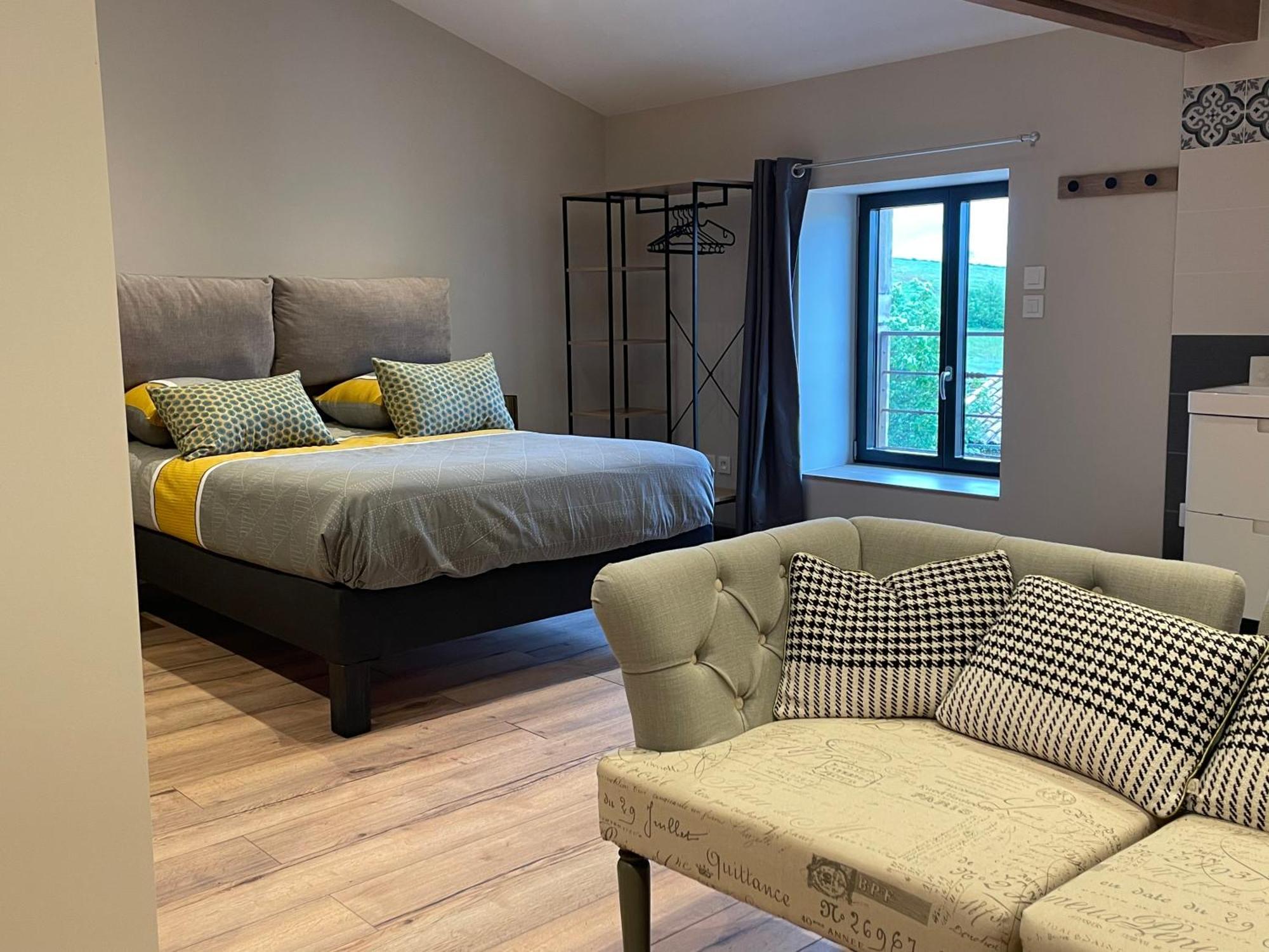 Au Petit Bonheur Chez Bambina Hotel Leynes Bagian luar foto